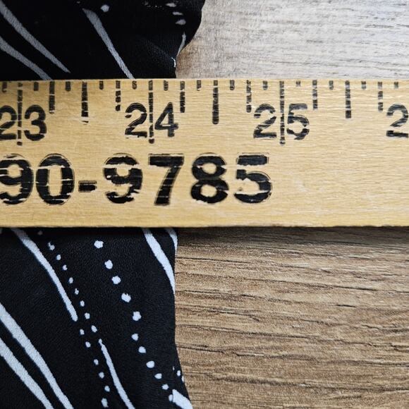 Maurices Black and White Women's Top Plus Size 1X Y Neck Tunic Dark Whimsical - Picture 9 of 14